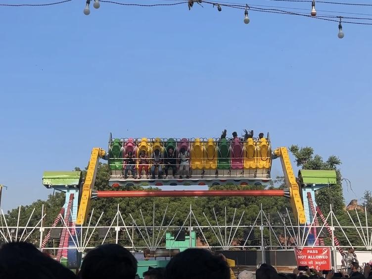 インドの特設遊園地の回る乗り物