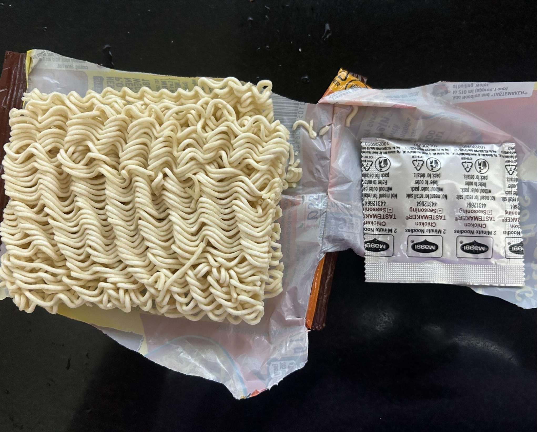 マッギチキンヌードルの中身